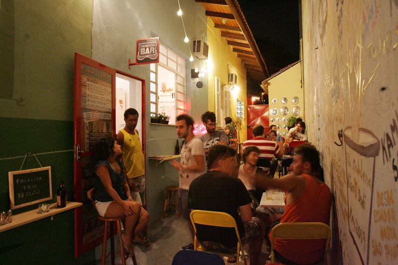 Espaço do bar fica num quintal descoberto com inscrições em uma das paredes Espaço do bar fica num quintal descoberto com inscrições em uma das paredes