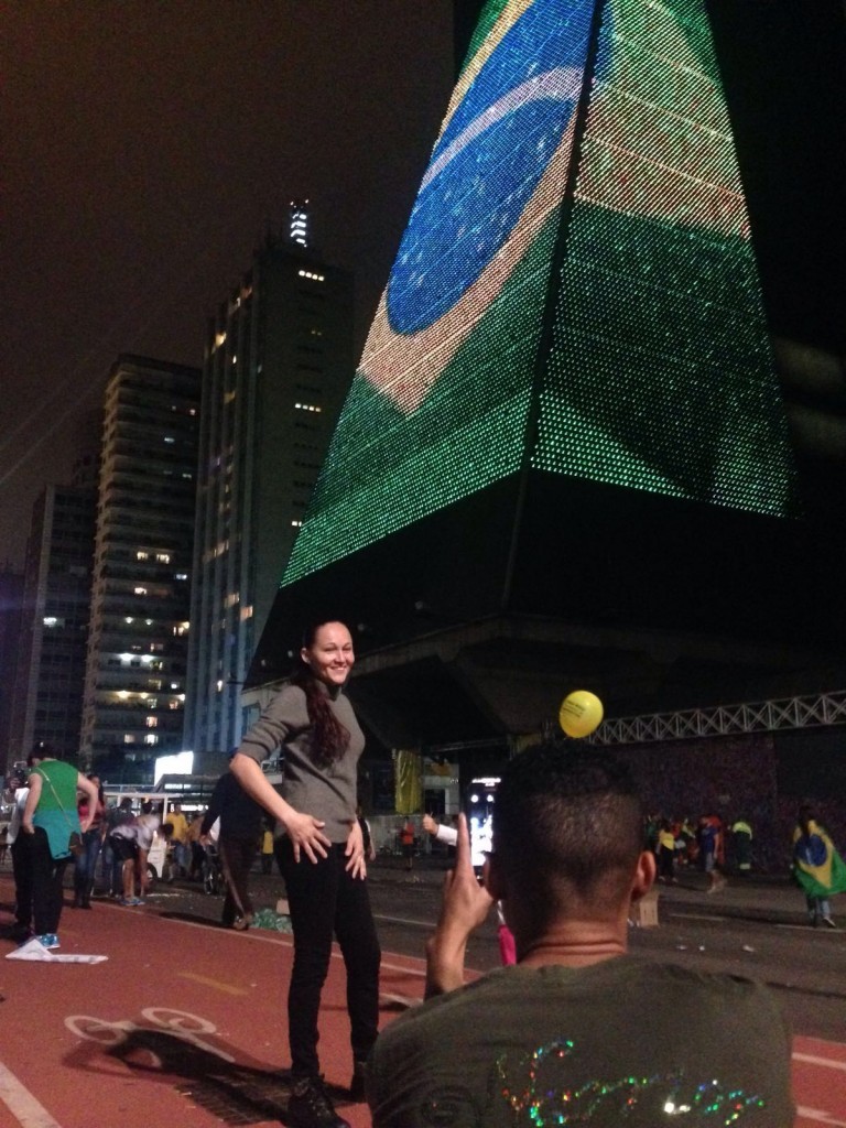 Pr&eacute;dio da Fiesp, entidade contr&aacute;ria &agrave; presidente Dilma Rousseff, ficou iluminado com a bandeira do Brasil (Foto: Veja S&atilde;o Paulo)