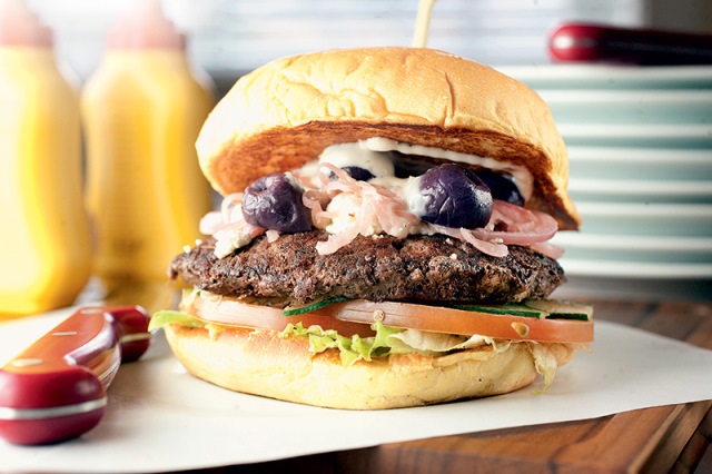 Hambúrguer de cordeiro ao molho de iogurte Hambúrguer de cordeiro ao molho de iogurte