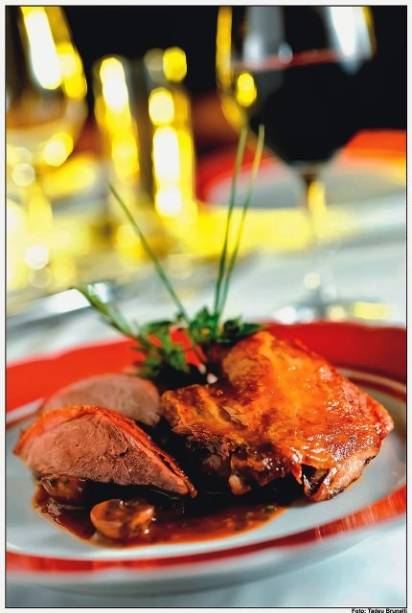 Pato assado na panela com cogumelo-deparis Pato assado na panela com cogumelo-deparis