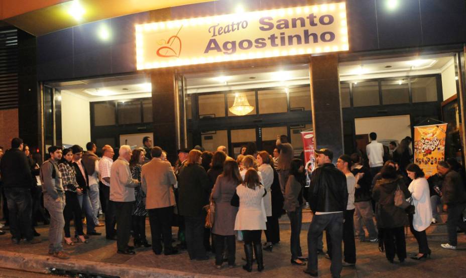 Fila no teatro Santo Agostinho