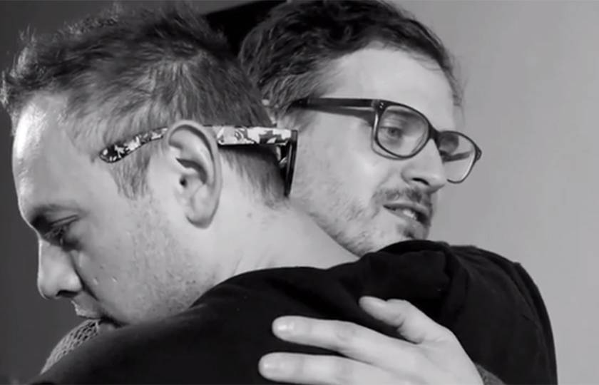 Vídeo propõe abraço entre gays e homofóbicos; confira o resultado