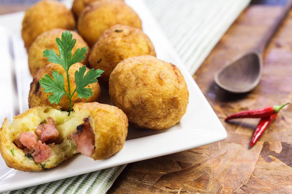 Flamingo Bar serve bolinho de mandioca, mussarela e queijo coalho recheado com calabresa refogada, por R$ 28,00 Flamingo Bar serve bolinho de mandioca, mussarela e queijo coalho recheado com calabresa refogada, por R$ 28,00
