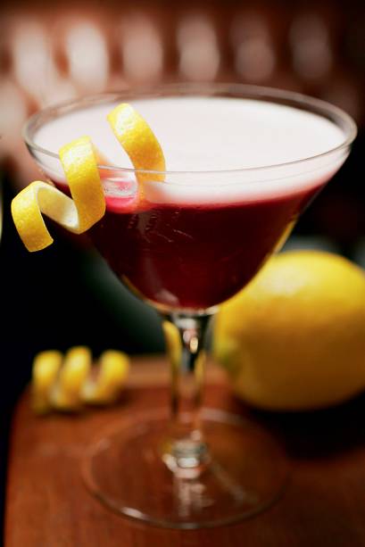 Blu gin: infusão de blueberry suco de limão-siciliano, açúcar e clara de ovo Blu gin: infusão de blueberry suco de limão-siciliano, açúcar e clara de ovo