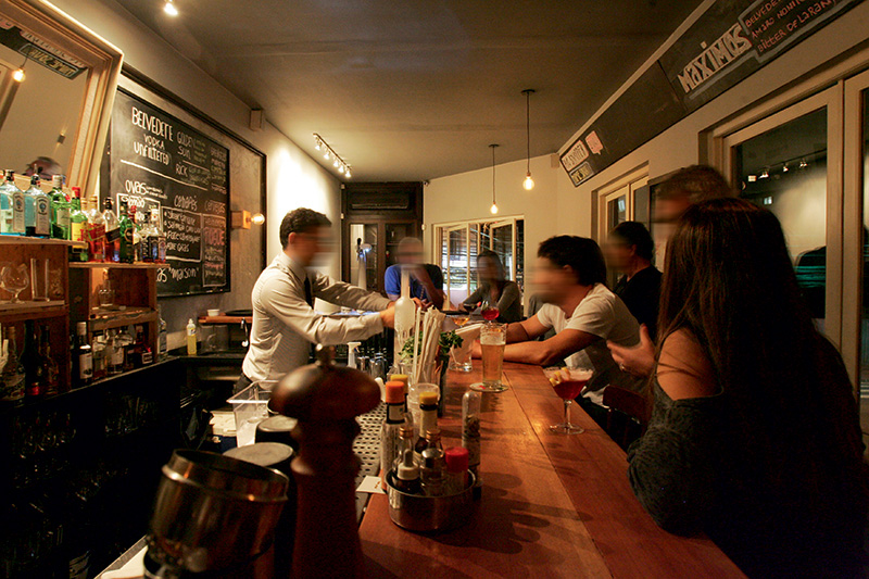 O barman Vinícius Apolinário em ação: drinques como o blu gin O barman Vinícius Apolinário em ação: drinques como o blu gin