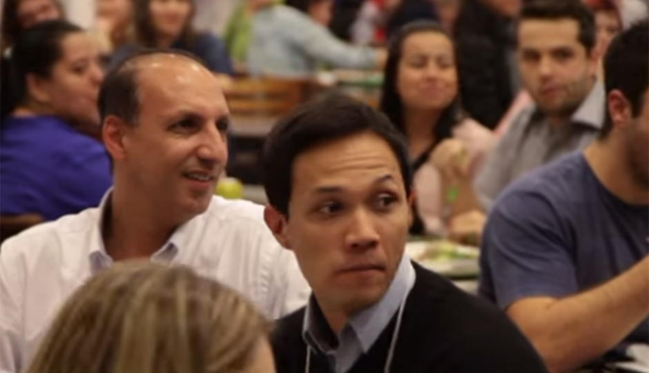 Alunos de teatro fazem flash mob musical na praça de alimentação do Frei Caneca