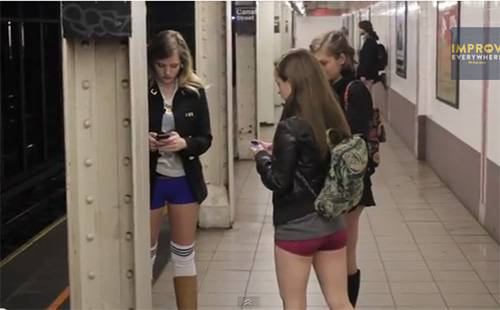 Flash mob do dia: Sem calças no metrô de Nova York