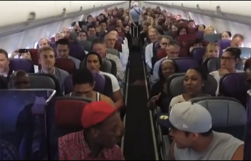 Elenco do musical “O Rei Leão” canta tema do espetáculo em avião