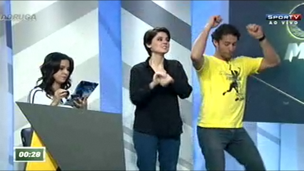 Flávio Canto faz dança da Shakira de madrugada no SporTV