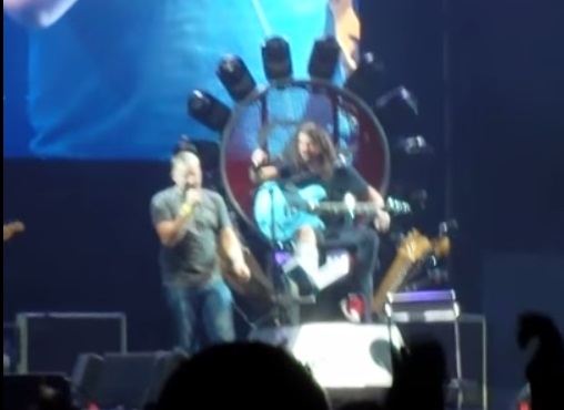 Foo Fighters convida fã para cantar cover de Rush no palco e ele simplesmente arrebenta