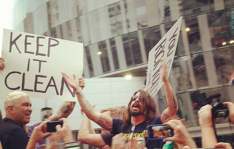 Dave Grohl explica porque Foo Fighters invadiram protesto homofóbico de igreja radical nos Estados Unidos