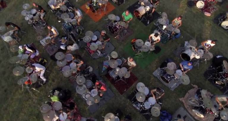 1000 músicos executam faixa do Foo Fighters para um show da banda na Itália; assista