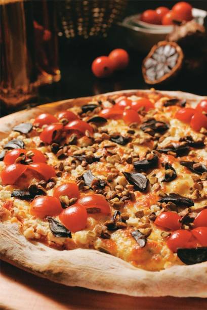 Mussarela de búfala com ricota, tomate-cereja, alho negro e pistache Mussarela de búfala com ricota, tomate-cereja, alho negro e pistache