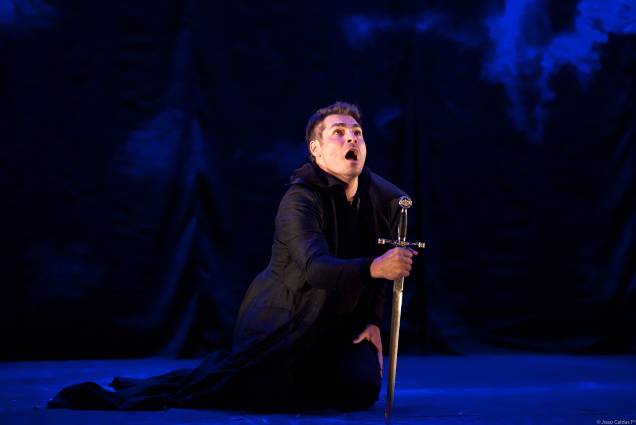 Thiago Lacerda: revolta, fragilidade e loucura numa interpretação ímpar Thiago Lacerda: revolta, fragilidade e loucura numa interpretação ímpar