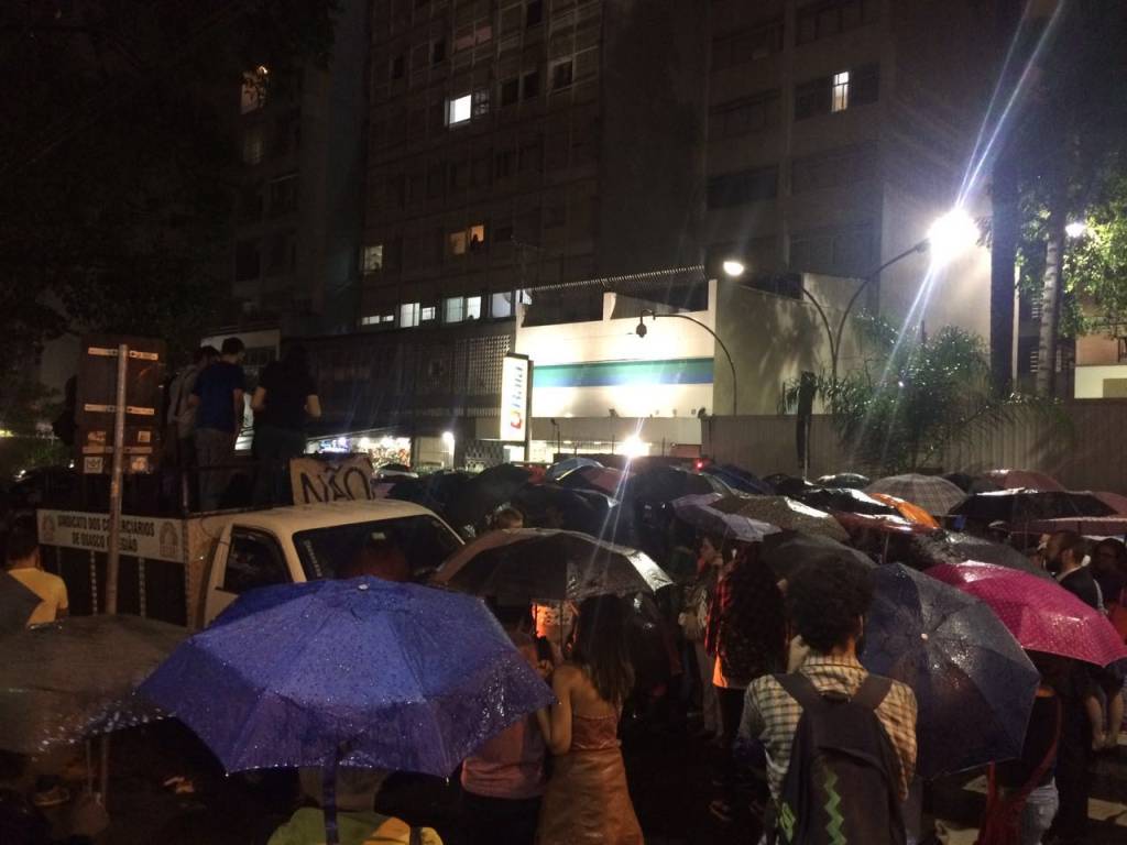 Ato contra impeachment fecha rua em frente ao Mackenzie