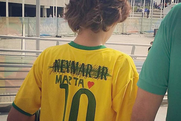A foto da camisa de um pequeno torcedor brasileiro resume o sentimento da torcida
