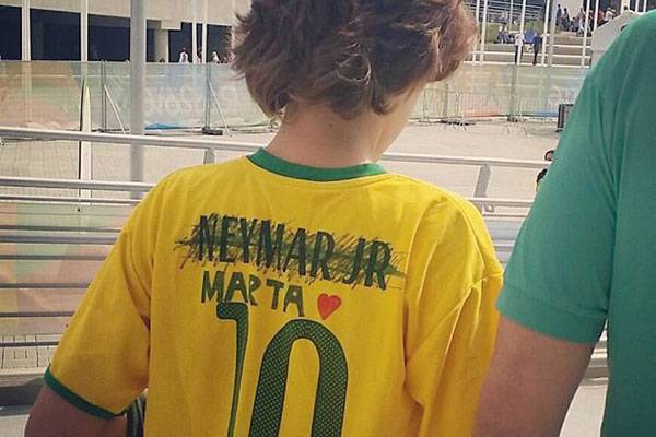 A foto da camisa de um pequeno torcedor brasileiro resume o sentimento da torcida