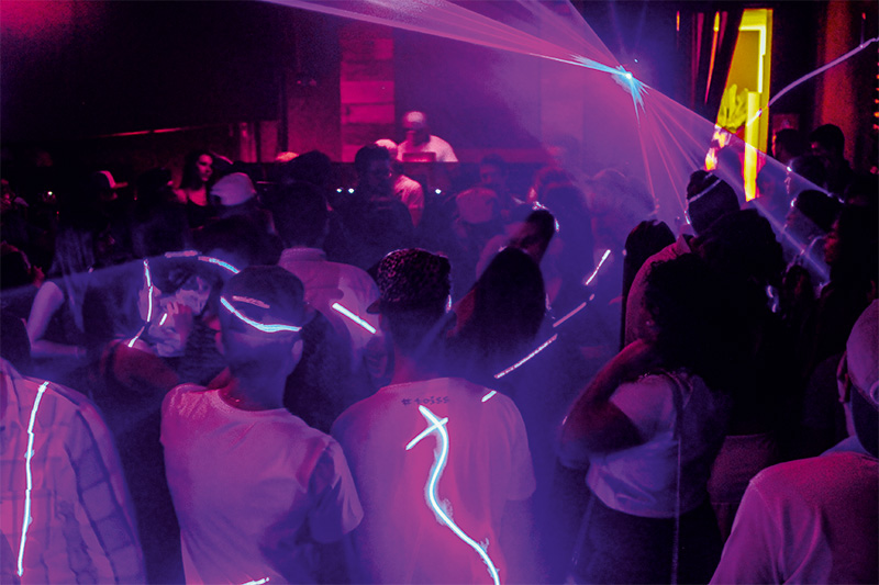 A pista: jovens curtem música eletrônica e hip-hop