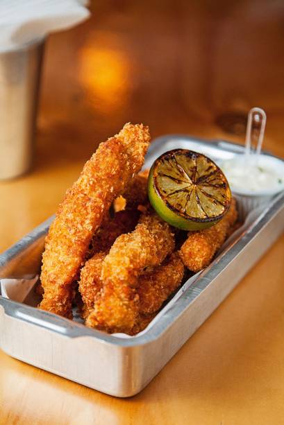 Porção de frango empanado e frito Porção de frango empanado e frito