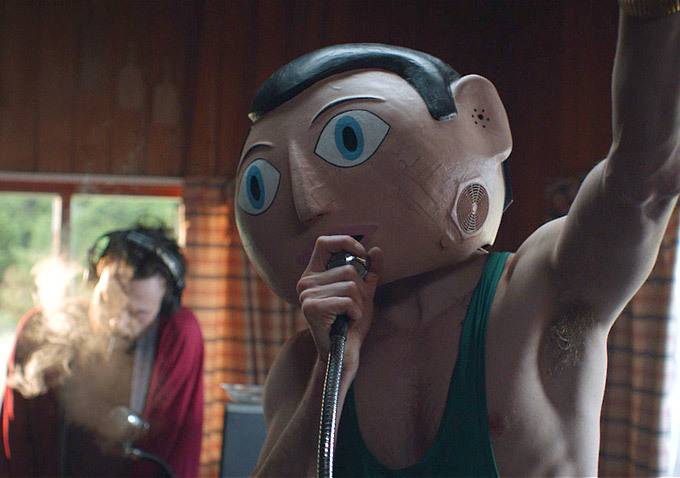Quem é o famoso ator por trás da máscara na comédia Frank?
