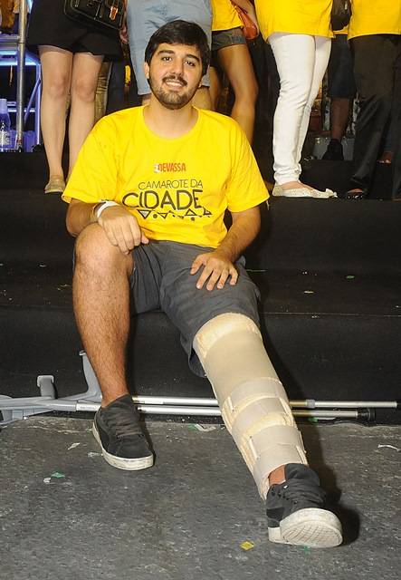 Frederico Haddad aparece de muletas no sambódromo