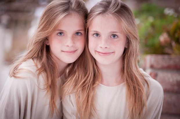 Gêmeas que interpretaram filha de Jennifer Aniston em ‘Friends’ cresceram e apareceram