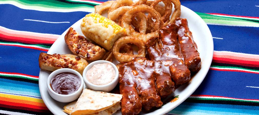 Combination starter: costela de porco ao molho barbecue, onion ring, quesadilha e milho Combination starter: costela de porco ao molho barbecue, onion ring, quesadilha e milho