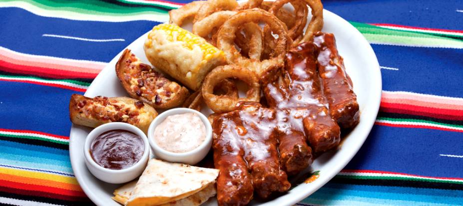 Combination starter: costela de porco ao molho barbecue, onion ring, quesadilha e milho Combination starter: costela de porco ao molho barbecue, onion ring, quesadilha e milho