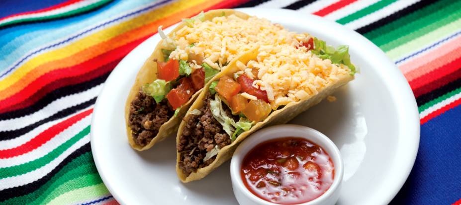 Tacos crocantes: tortilhas de milho recheadas de carne, chili e feijão com vegetais Tacos crocantes: tortilhas de milho recheadas de carne, chili e feijão com vegetais