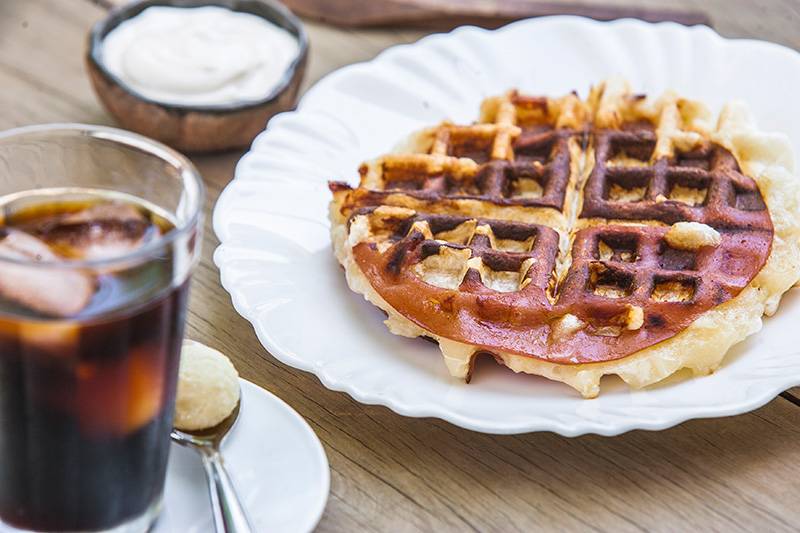 O waffle de queijo leva polvilho no lugar da farinha de trigo e pode ser incrementado com pernil O waffle de queijo leva polvilho no lugar da farinha de trigo e pode ser incrementado com pernil