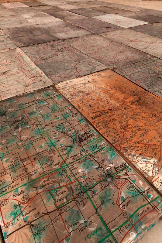 Detalhe da instalação Le Sacre, que traz mapas rodoviários desconexos em minicolchões Detalhe da instalação Le Sacre, que traz mapas rodoviários desconexos em minicolchões