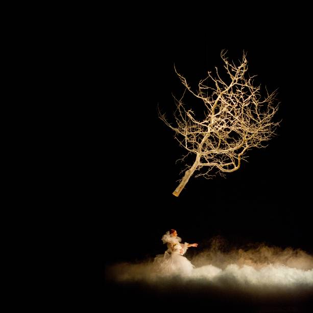 Elementos cênicos como fumaça e uma árvore flutuante que roda vagarosamente fazem parte do espetáculo Elementos cênicos como fumaça e uma árvore flutuante que roda vagarosamente fazem parte do espetáculo