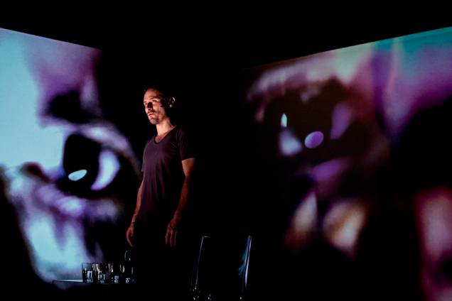 As interpretações têm ao fundo projeções criadas por Batman Zavareze e Nathalie Melot As interpretações têm ao fundo projeções criadas por Batman Zavareze e Nathalie Melot