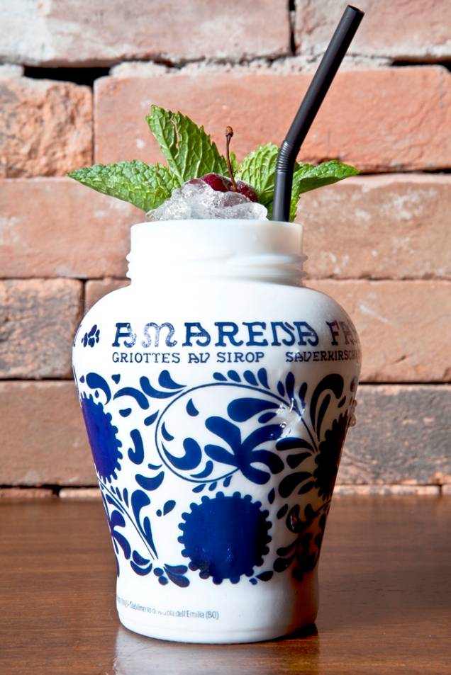 Kriek boom! combina rum Havana, bitter Tropical Tiki, xarope de cereja amarena, folhas de hortelã, sorbet de limão e cerveja Kriek Kriek boom! combina rum Havana, bitter Tropical Tiki, xarope de cereja amarena, folhas de hortelã, sorbet de limão e cerveja Kriek