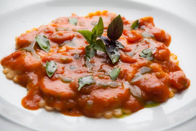 Na linha "quase estou de dieta", vá de ravióli de burrata ao molho de tomate e manjericão Na linha "quase estou de dieta", vá de ravióli de burrata ao molho de tomate e manjericão