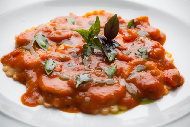 Na linha "quase estou de dieta", vá de ravióli de burrata ao molho de tomate e manjericão Na linha "quase estou de dieta", vá de ravióli de burrata ao molho de tomate e manjericão