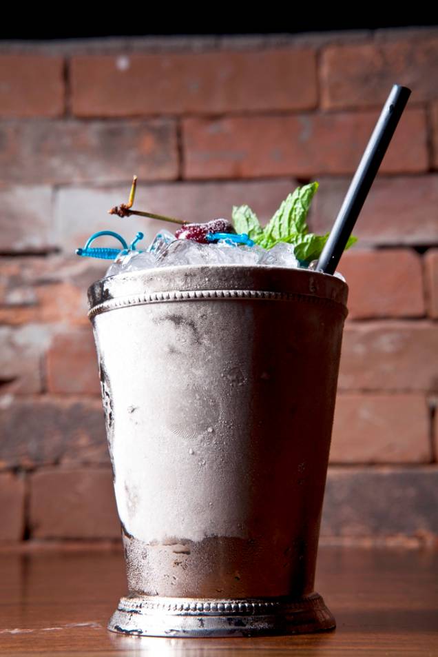 Cherry drake compõe-se de cachaça, licor de cereja, xarope de cereja amarena, suco de limão e bitter de laranja Cherry drake compõe-se de cachaça, licor de cereja, xarope de cereja amarena, suco de limão e bitter de laranja