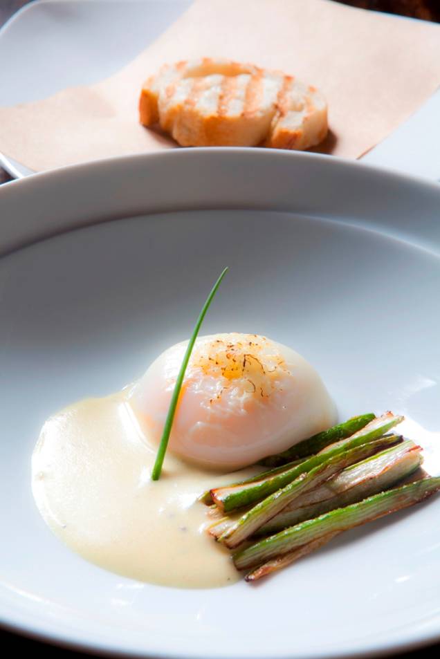 Ovo TMH cozido em baixa temperatura com creme de trufa e aspargo Ovo TMH cozido em baixa temperatura com creme de trufa e aspargo