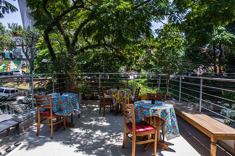O café ocupa o terraço de um espaço destinado a cursos na Rua Aspicuelta O café ocupa o terraço de um espaço destinado a cursos na Rua Aspicuelta