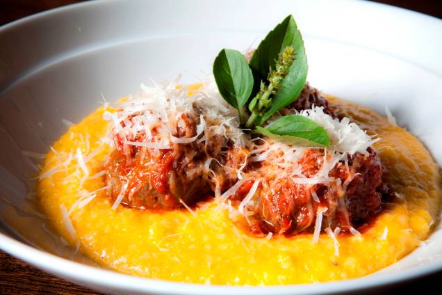Meat balls na companhia de polenta cremosa e molho de tomate fresco Meat balls na companhia de polenta cremosa e molho de tomate fresco