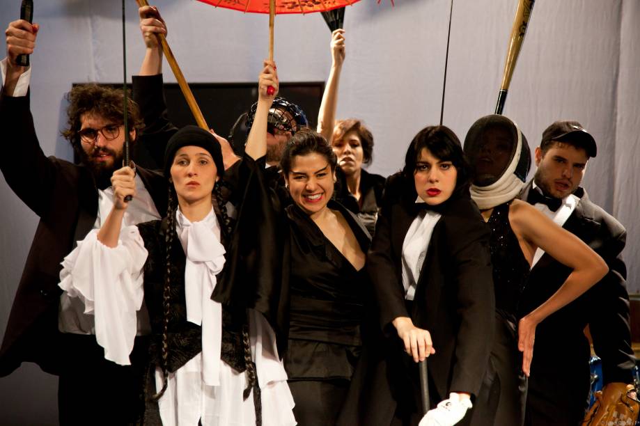 Gabriel Muglia, Aline Basili, Pedro Lopes(capacete), Renata Asato, Camila Caparroz, Natalia Kronig, Sarha Oliveira, Pedro Carrasco