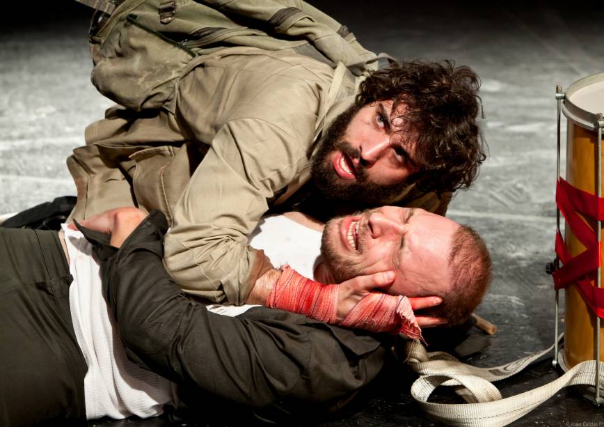 Os atores Gabriel Muglia e Pedro Lopes em cena de <em>Odisseia</em> Os atores Gabriel Muglia e Pedro Lopes em cena de <em>Odisseia</em>