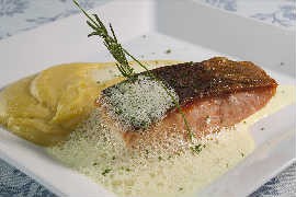 Salmão ao champanhe e champignon com purê de mandioquinha, do Gabriel Salmão ao champanhe e champignon com purê de mandioquinha, do Gabriel