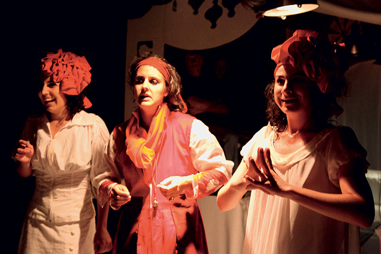 Inspiradas no cronista João do Rio: Gabriela Segato, Luiza Torres e Natalia Quadros na comédia musical Cabeça de Papelão Inspiradas no cronista João do Rio: Gabriela Segato, Luiza Torres e Natalia Quadros na comédia musical Cabeça de Papelão