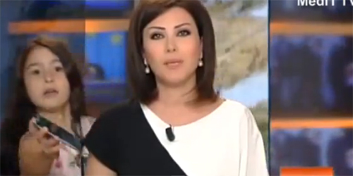Gafe do dia: menina interrompe jornal para apresentadora atender o telefone celular