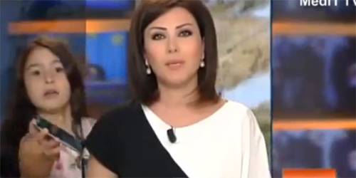 Gafe do dia: menina interrompe jornal para apresentadora atender o telefone celular