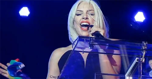 Viu isso? Lady Gaga cantou hino dos Estados Unidos na parada gay de Nova York