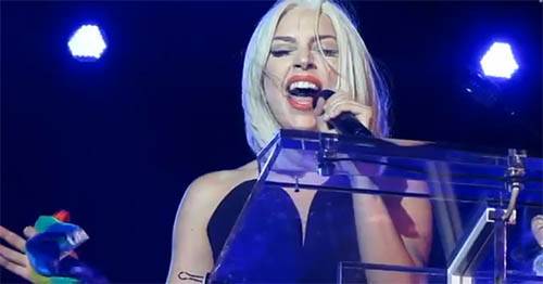 Viu isso? Lady Gaga cantou hino dos Estados Unidos na parada gay de Nova York