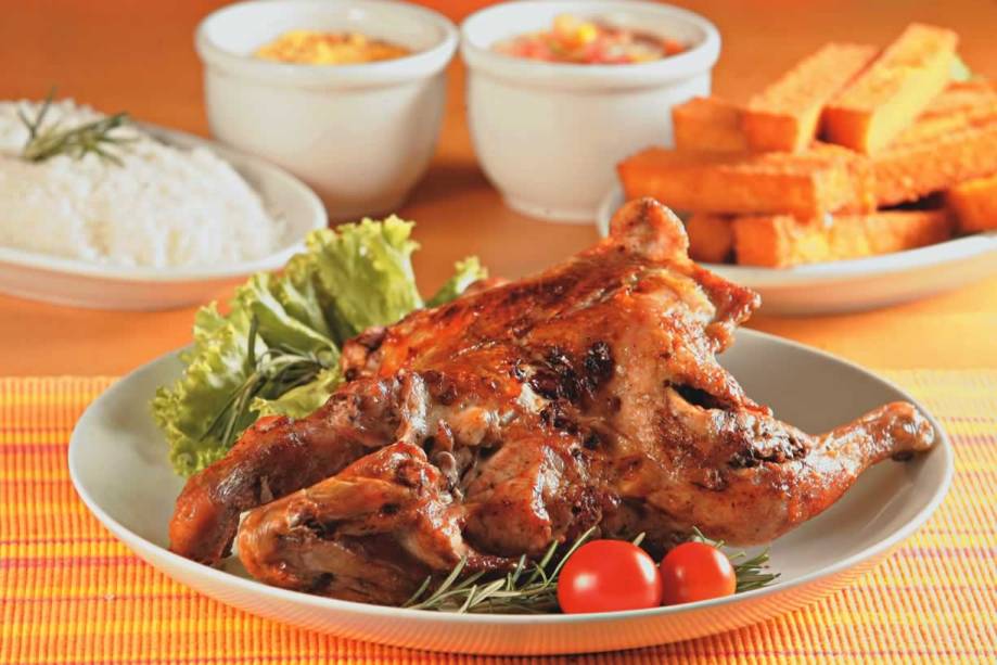 Frango na brasa com arroz, polenta, farofa e vinagrete da Galeteria Moema Frango na brasa com arroz, polenta, farofa e vinagrete da Galeteria Moema