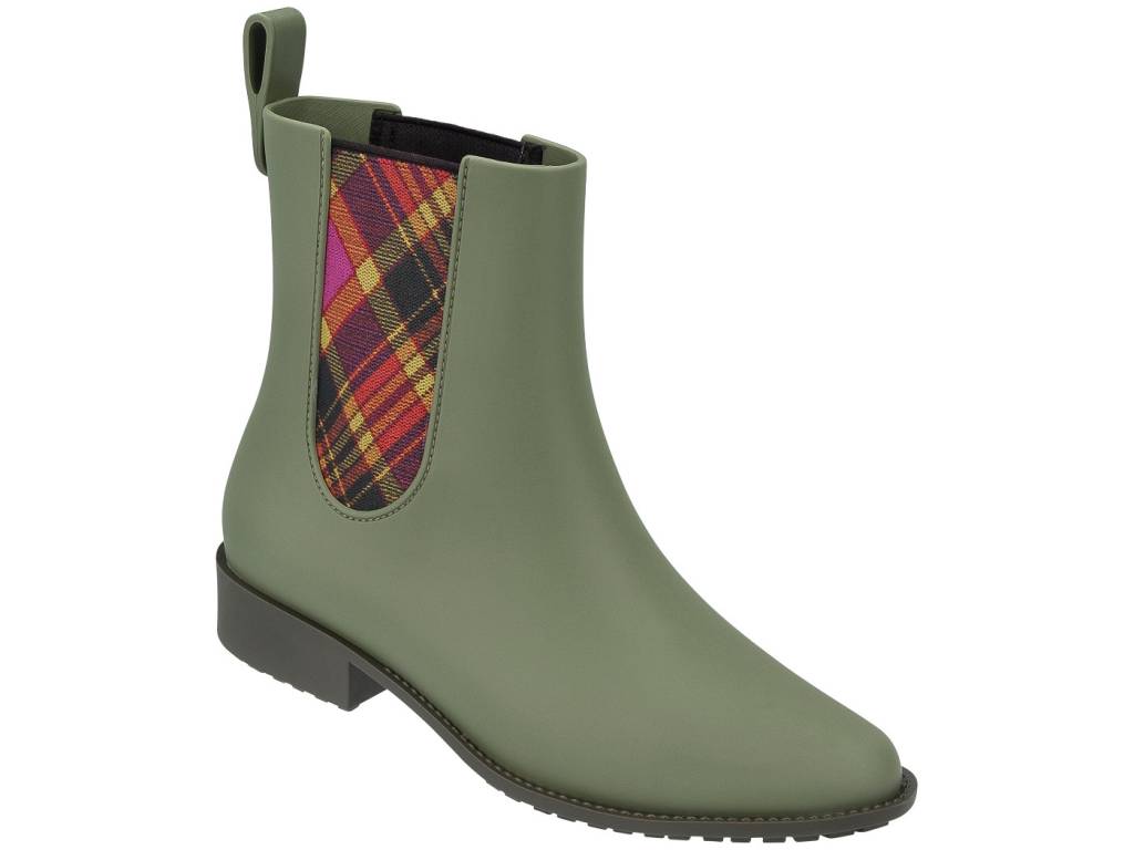 Galochas descoladas incrementam o look nos dias de chuva